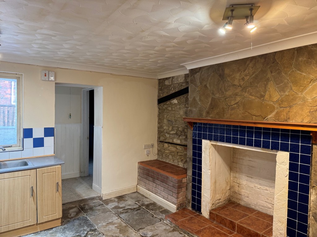 Lot: 115 - SPLIT LEVEL FLAT FOR INVESTMENT OR OCCUPATION - The Kitchen